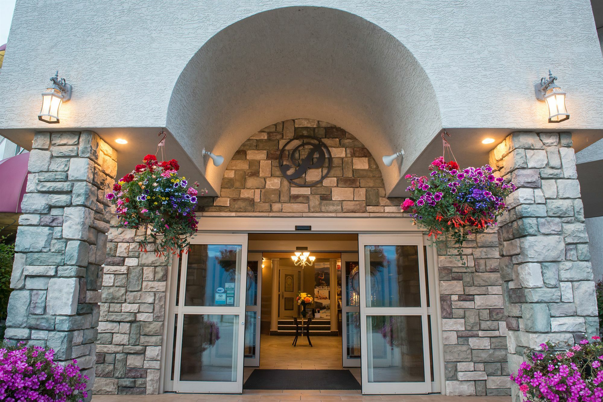 Hilltop Inn - Salmon Arm Bagian luar foto